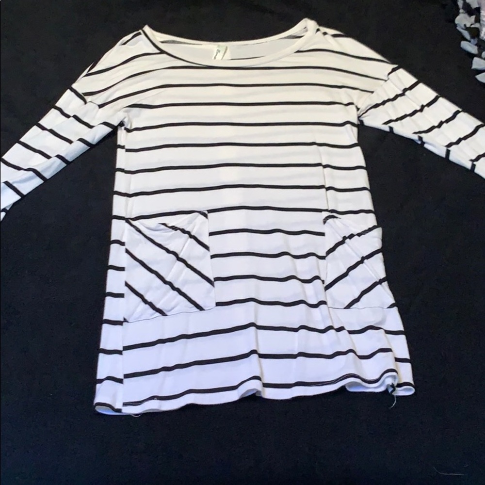 3/4 sleeve striped shirt with pockets and buttons